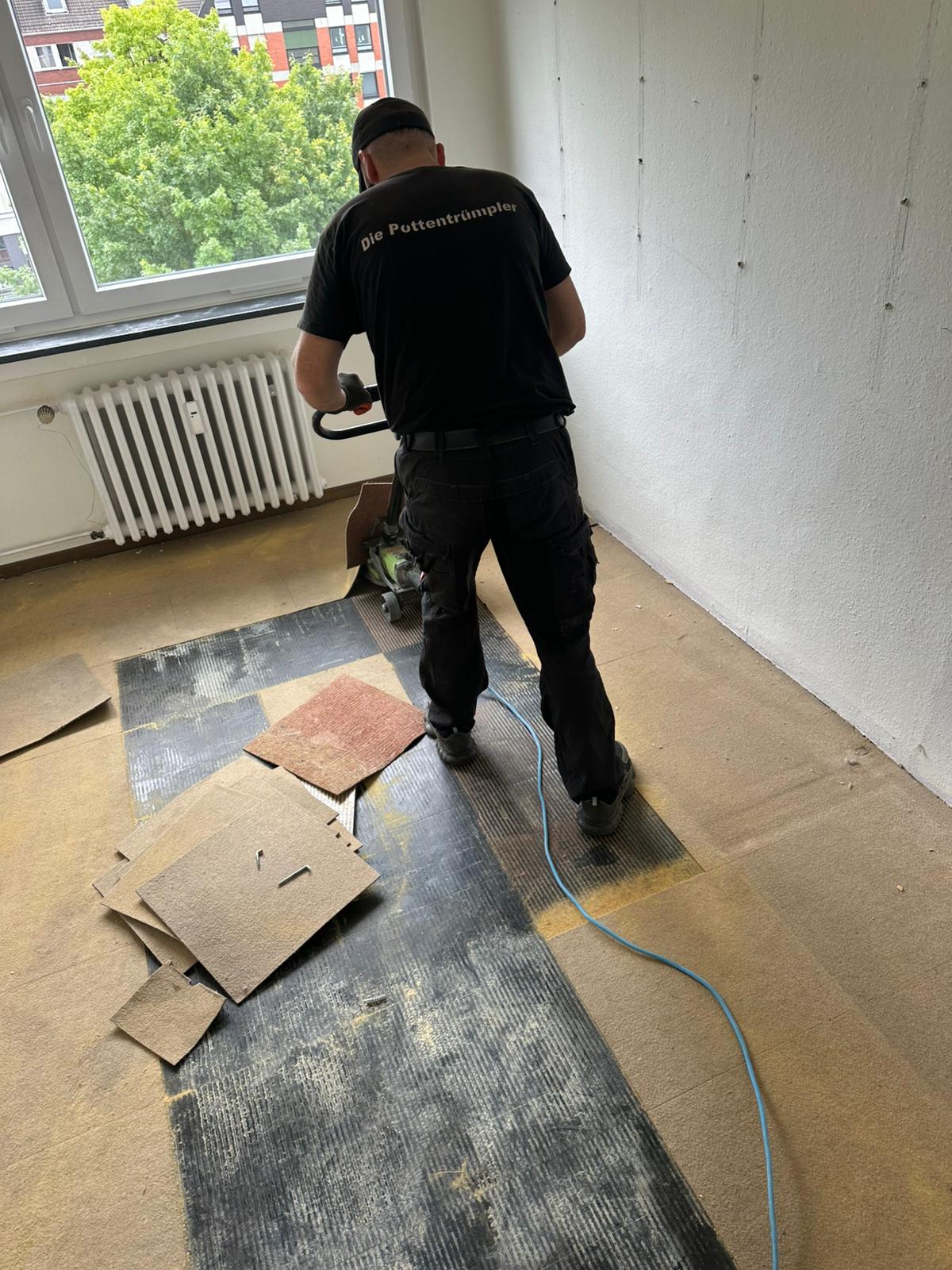 Mitarbeiter der Pottentrümpler bei Räumarbeiten in einem leergeräumten Objekt